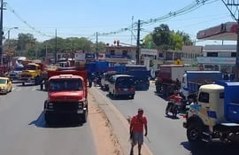 Camioneros coparon la ruta PY 01 en la siesta de hoy mediante una marcha para exigir que bajen los precios de combustible