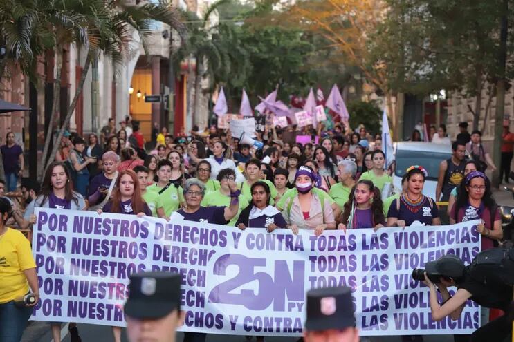 Multitudinaria marcha con manifestantes que partieron desde la Plaza Uruguaya hasta la Plaza de la Democracia.