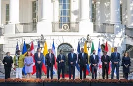 El presidente de Estados Unidos (c) con otras autoridades durante la primera cumbre de los países miembros de la Alianza para la Prosperidad Económica de las Américas (APEP).