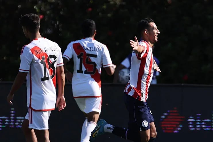 Marcelo Fernández de Paraguay celebra un gol ante Perú hoy, en un partido del Torneo Preolímpico Sudamericano Sub-23 en el estadio Polideportivo Misael Delgado en Valencia (Venezuela).