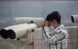 Un hombre surcoreano mira a través de sus binoculares hacia el lado norcoreano de Gaepung-gun.