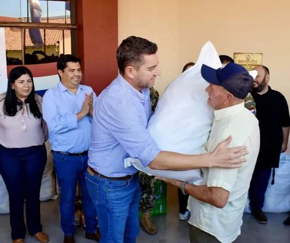 El vicepresidente de la República, Pedro Alliana, entrega una bolsa de víveres a un reciclador del vertedero municipal de Pilar. En total fueron entregados 15 kits de víveres.