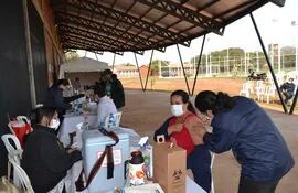 Prosigue la vacunación antiCOVID en el Polideportivo Municipal de San Juan Bautista, Misiones.