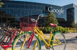Los gigantes de la tecnología contratan menos y los ingenieros adoptaron plenamente el teletrabajo, pero Google abre nuevas oficinas futuristas en Silicon Valley, que observa asentarse nuevas tendencias del mundo del trabajo.