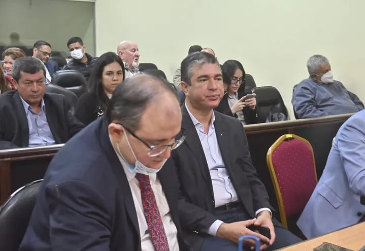 En primera fila, el abogado Ricardo Preda (i) y el exministro de Agricultura Rody Godoy. Atrás, el exparlasuriano Alberto Aquino.