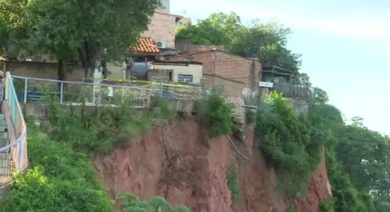 El mirador de Itá Pytã Punta amaneció con vallas tras la caída desde unos doce metros de una mujer el miércoles por la noche.
