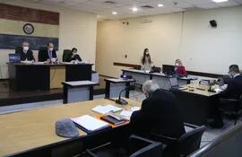 El fiscal Rogelio Ortúzar (der.) expone sus alegatos finales ante el Tribunal de Sentencia presidido por Carlos Hermosilla..