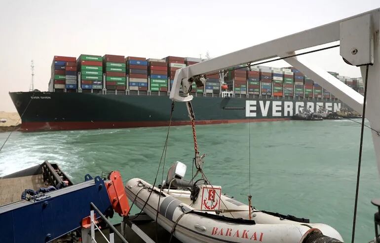 El buque EverGreen, empresa taiwanesa, sigue encallado en el Canal de Suez, Egipto.
