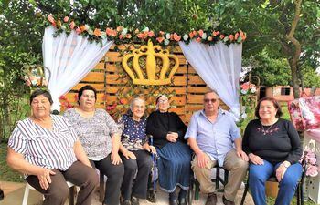 La abuela Felicita Arévalos Viuda de Medina, cumplió ayer 100 años de vida y se la ve rodeada de sus cinco hijos.