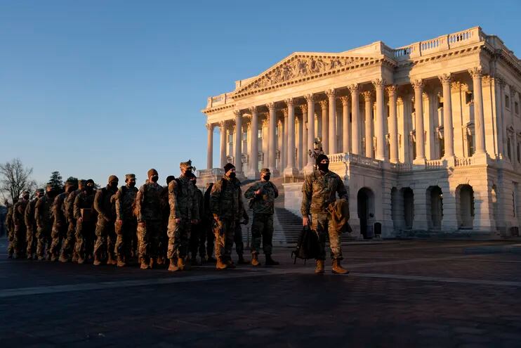 Soldados de la Guardia Nacional estadounidense en las inmediaciones del Capitolio de Washington, este martes.
