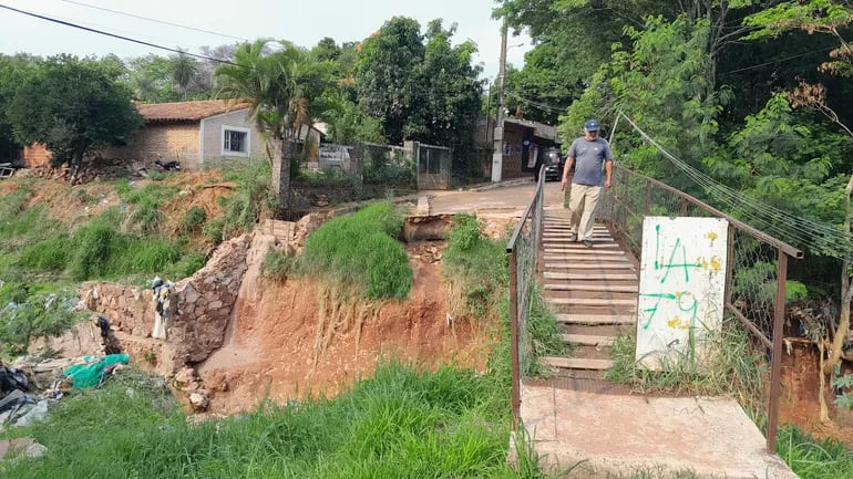 Vecinos del barrio Mbocayaty de la ciudad de San Antonio reclaman la construcción de un nuevo puente, porque la precaria pasarela está a punto de desplomarse.