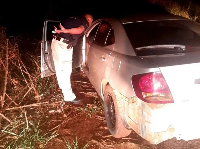 El automóvil fue abandonado en una zona boscosa tras una persecución policial.