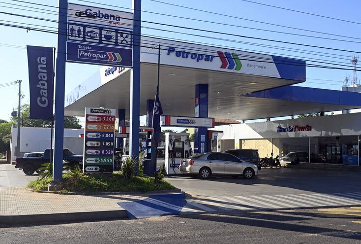 El Centro de Importadores del Paraguay cuestiona que se subsidie a importadores privadas de combustibles, sólo apoya que se beneficie a Petropar para contener la escalada de precios en fletes y otros servicios que afecta a toda la ciudadanía.