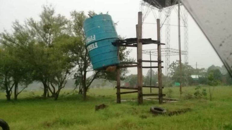 Un tanque de agua fue desplazado por los fuertes vientos