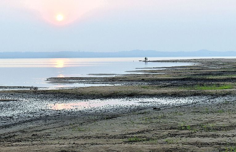 El lago Ypacaraí experimenta una bajante histórica que autoridades,  empresarios y ciudadanos piden aprovechar para limpiar con dragado, pero la propuesta es ignorada.