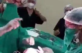 Captura del video filmado en el quirófano del Hospital Distrital de Hernandarias que se viralizó en las redes sociales y generó polémica.