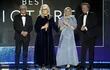 El productor Roger Frappier, la directora Jane Campion y los actores Kirsten Dunst y Jesse Plemons, de "El poder del perro", recibieron el premio a la Mejor Película en los Critics' Choice Awards.