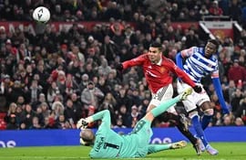 El brasileño Casemiro (C) marca el primer gol para el Manchester United, que se impuso por 3-1 al Reading.