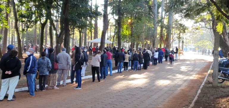 La gran cantidad de adultos mayores que llegaron este miércoles a la Gobernación del Alto Paraná.