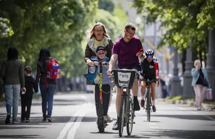 Personas de diferentes edades pedalean sus bicicletas en calles moscovitas.