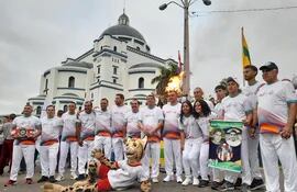 Monseñor Ricardo Valenzuela, autoridades locales, y atletas realizaron el recorrido la llama olímpica Suramericana.