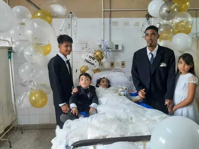 José Luis Casco (33) y Luz Benítez Diaz (33) y sus  tres hijos durante la boda que se celebró en el nosocomio ovetense.
