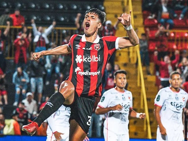 Fernando Lesme salta y festeja el primero de los dos goles que marcó para la victoria de la Liga Deportiva Alajuelense