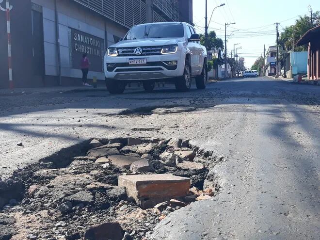 La calle Saturio Ríos se encuentra en pésimas condiciones, y los conductores prefieren andar a pie que en sus vehículos.