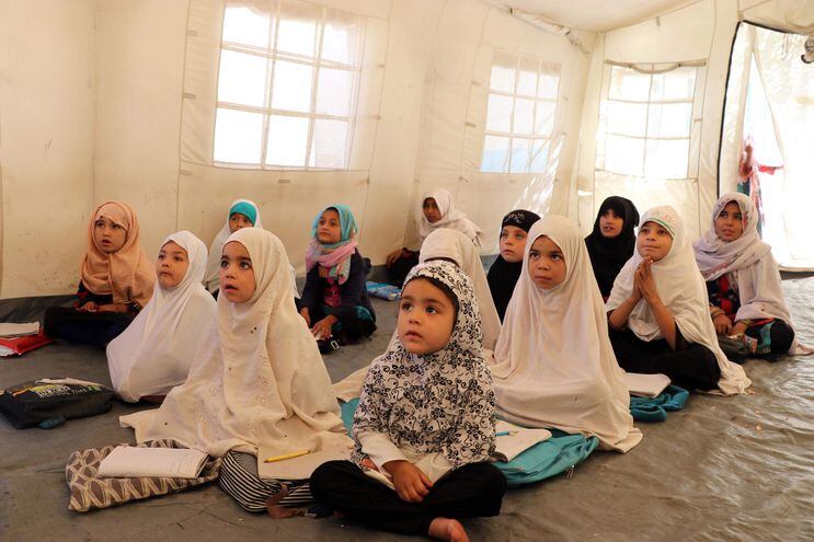 Niñas afganas asisten a clases en Kandahar, Afganistán. El Talibán abrió las puertas de las escuelas para los varones el 18 de setiembre, pero ordenó que las niñas de más de seis años permanezcan en sus casas.