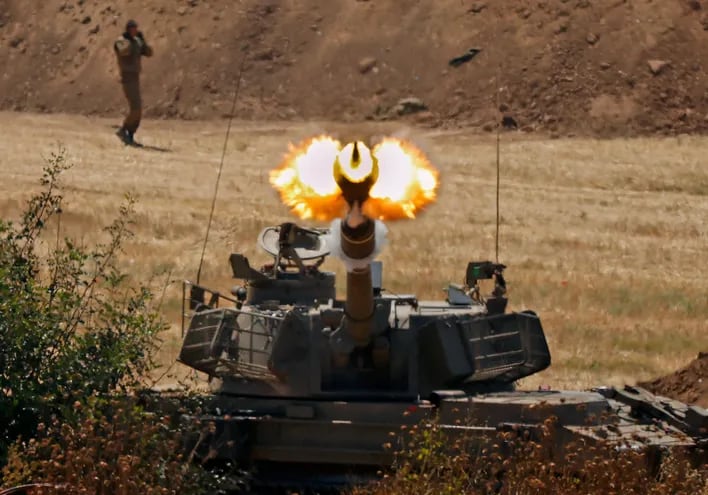 Soldados israelíes disparan un obús autopropulsado de 155 mm hacia la Franja de Gaza desde su posición a lo largo de la frontera en la ciudad de Sderot, en el sur de Israel.