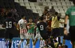 Momento de la pelea entre los jugadores de Paraguay y República Dominicana en el amistoso Sub 23 en el estadio La Huerta, en Asunción.