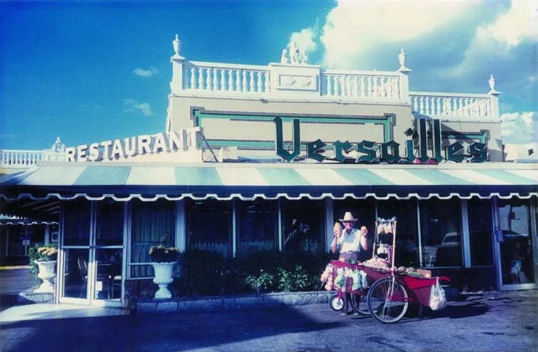 La fachada del restaurante Versailles, situado en la Calle Ocho de la conocida como Pequeña Habana (Miami), el día en que se fundó el restaurante, a principios de los años 70.