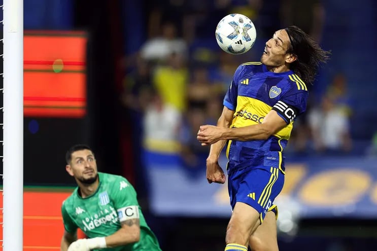 TOPSHOT - Boca Juniors' Uruguayan forward Edinson Cavani (R) heads the ball past Racing Club's Chilean goalkeeper Gabriel Arias during the Argentine Professional Football League Cup 2024 match between Boca Juniors and Racing Club at La Bombonera stadium in Buenos Aires on March 10, 2024. (Photo by ALEJANDRO PAGNI / AFP)