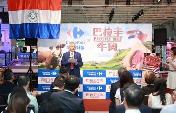Un acto oficial de presentación de la carne paraguaya en los supermercados Carrefour presidió  en Taiwán, el embajador Marcial Bobadilla.