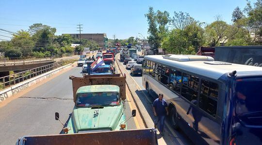 Camioneros volvieron a amenazar con movilizaciones por la baja de combustibles de Petropar. Esta vez, anunciaron que llegarán a Asunción, hasta una de las sedes del evento “Juegos Odesur”.