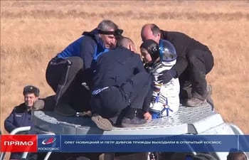 La actriz rusa Yulia Peresild reaccionando después del aterrizaje de la cápsula espacial rusa Soyuz MS-18 en un área remota al sureste de Zhezkazgan en la región de Karaganda de Kazajstán.