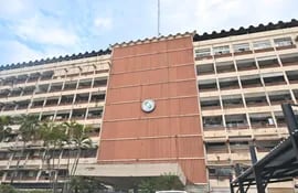 Fachada del Hospital Central del Instituto de Previsión Social (IPS).