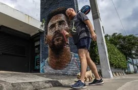 Un hombre camina frente a un mural que representa al futbolista argentino Lionel Messi en Miami el 7 de junio de 2023.