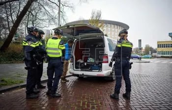 Policía de La Haya durante un registro de un vehículo en una imagen de archivo. EFE/EPA/PHIL NIJHUIS