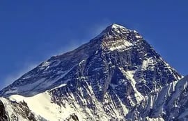 el-monte-everest-se-esta-contaminando-con-excrementos-y-orin-de-los-alpinistas-www-wikimedia-org-204041000000-1312245.jpg