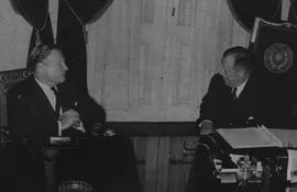 El gobernador de Nueva York, Nelson Rockefeller, enviado especial del presidente Richard Nixon reunido con el presidente Alfredo Stroessner en su despacho.