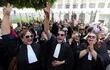 Abogados tunecinos gritan consignas durante una manifestación contra las recientes detenciones de colegas, frente al juzgado de Túnez.