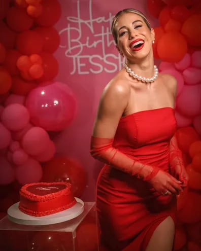 Jessica Torres celebró feliz sus 33 años de vida.