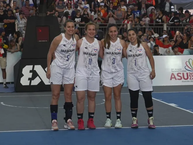 La selección paraguaya femenina de Baloncesto 3x3 antes de la Final contra Brasil en el Comité Olímpico Paraguayo.