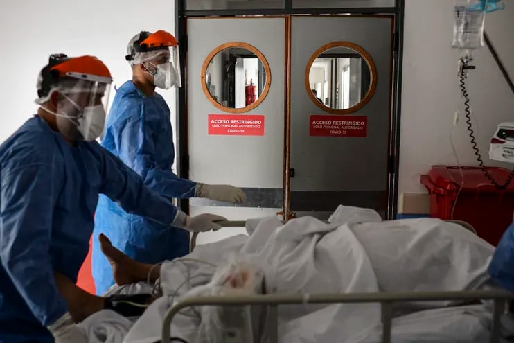 Trabajadores médicos atienden a un paciente en terapia intensiva en un hospital de la localidad de Florencio Varela, Argentina.