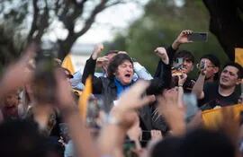 El candidato presidencial argentino Javier Milei saluda hoy a sus simpatizantes durante un acto de campaña, en el Monumento Nacional a la Bandera en Rosario (Argentina).