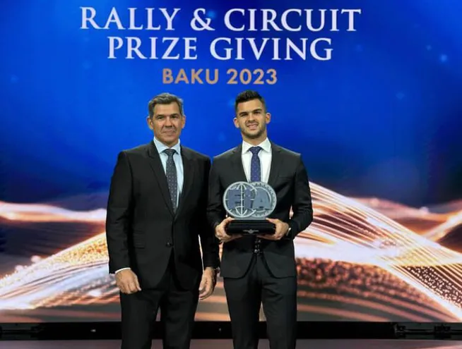 Fabrizio Zaldívar (d) y Miguel Zaldívar (padre) en la gala de la FIA en Azerbaiyán.