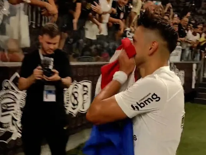 El paraguayo Ángel Romero, futbolista del Corinthians, festeja un gol besando una bandera paraguaya en el estadio Neo Química Arena.