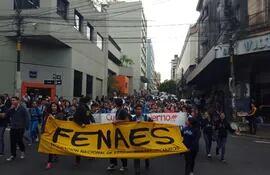 Foto de archivo. Miembros de Fenaes se manifiestan en las calles de Asunción.
