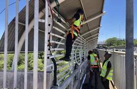 Los técnicos revisaron los últimos detalles del sistema de iluminación del Puente de la Amistad para su inauguración este viernes.